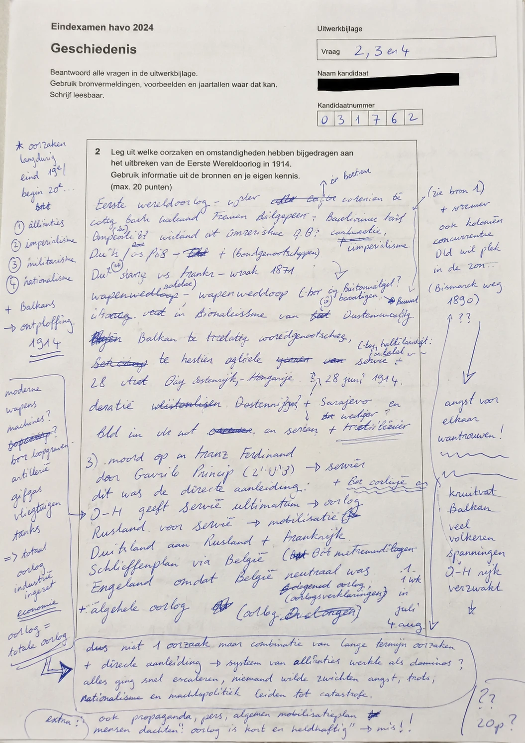 Geschiedenistoets met dicht blauw handschrift en correctienotities in de marges